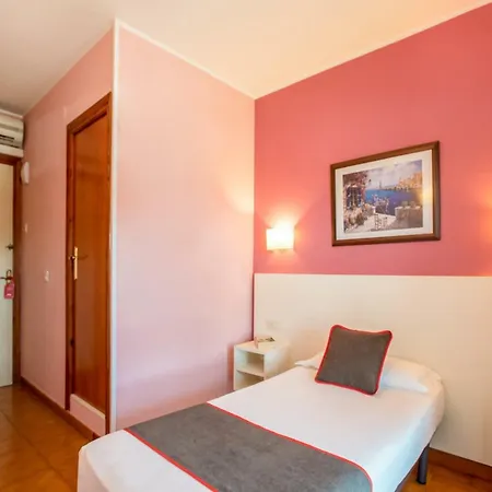 Oyo Casa Feliu بيت شباب
